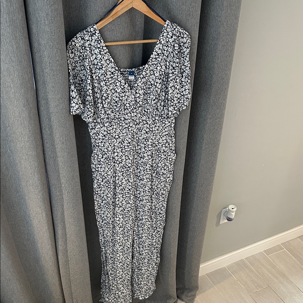 Old navy floral jumpsuit. Excellent condition.